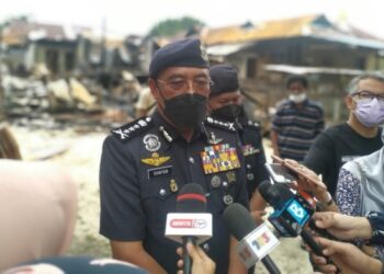 SHAFIEN Mamat bercakap kepada pemberita selepas menghadiri Program Ziarah Prihatin Ketua Polis Kelantan di belakang Masjid Bandar Tumpat, Kelantan, hari ini. - FOTO/ROSLIZA MOHAMED