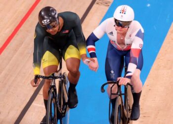 SHAH Firdaus Sahrom selepas menamatkan pusingan kedua menentang pelumba Great Britain, Jack Carlin di Velodrom Izu, semalam. - KAMARUL AKHIR/ASIANA