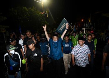 SHAHIDAN Kassim mengunjungi kawasan Bintong diiringi konvoi kereta, lori dan ratusan anak muda menunggang motosikal di Kampung Wang Besar, Bintong, Perlis, malam tadi.- UTUSAN/IZLIZAN OTHMAN