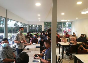 SHAHRIL Sufian Hamdan ketika mengadakan sesi dialog santai bersama mahasiswa Johor di Johor Bahru.
