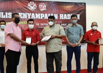 SHAHRIL SUFIAN Hamdan (lima dari kanan) menyaksikan Ab. Rauf Yusoh menyampaikan hadiah kepada pemenang pertandingan pidato peringkat negeri di Hotel La Crista, Jalan Hang Tuah, Melaka. - UTUSAN/AMRAN MULUP