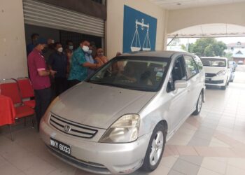 MOHD. SHARKAR Shamsudin (depan) menyampaikan sumbangan secara pandu lalu kepada ketua isi rumah mangsa ribut di pekarangan Bangunan UMNO Mentakab, Temerloh, Pahang. - UTUSAN/SALEHUDIN MAT RASAD