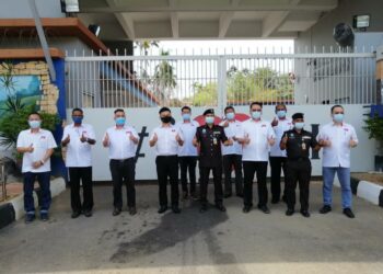 PEMIMPIN Gerakan bergambar di hadapan SHG Telok Mas, Melaka.