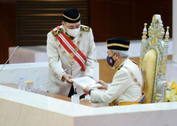 Ketua Menteri, Datuk Seri Hajiji Noor (kiri) menyerahkan ucapan dasar kerajaan kepada Juhar Mahiruddin sempena perasmian persidangan DUN Sabah di Kota Kinabalu hari ini.-IHSAN Jabatan Ketua Menteri