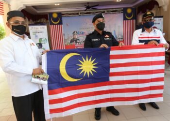 SHAFIEN Mamat (tengah) melancarkan Kempen Bulan Kebangsaan dan Kibar Jalur Gemilang di SK Padang Mandol, Tumpat hari ini. - UTUSAN/ROHANA MOHD. NAWI