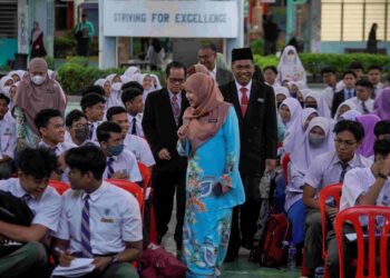 FADHLINA Sidek diiringi Pengetua SMK Jalan Empat, Mohamad Sabri Satar (kanan) beramah mesra bersama calon yang menduduki peperiksaan Sijil Pelajaran Malaysia (SPM) sebelum memasuki dewan peperiksaan ketika lawatan di SMK Jalan Empat, Bandar Baru Bangi. - UTUSAN/AMIR KHALID
