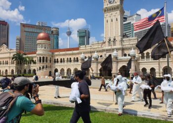 SEKRETARIAT Solidariti Rakyat di Dataran Merdeka membawa dua simbol iaitu mayat dan bendera hitam sebagai tanda kerajaan gagal.