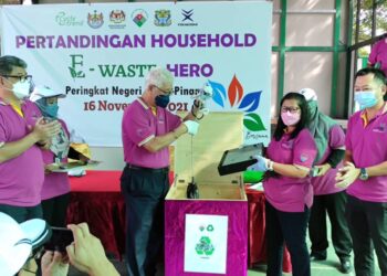 SHARIFAH ZAKIAH Syed Sahab (empat dari kanan) bersama Phee Boon Poh (tiga dari kiri) pada majlis penutup pertandingan Household E-Waste Collection Hero di Butterworth, Pulau Pinang.