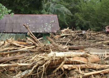 SEBAHAGIAN daripada kerosakan yang dialami penduduk dalam kejadian bencana kepala air di Yan, Kedah, baru-baru ini. - UTUSAN/SHAHIR NOORDIN