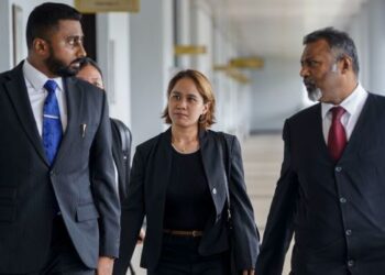 SITI Nuramira Abdullah hadir di Mahkamah Sesyen Kuala Lumpur bagi perbicaraan kes menghina agama Islam ketika membuat persembahan komediri (stand up comedy) pada Jun tahun lalu. - FOTO/FARIZ RUSADIO