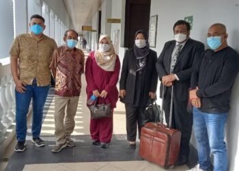 SITI Nor Hidayah Mohd. Ali (tengah) hadir ke Mahkamah Sesyen Kuala Lumpur bersama ahli keluarga bagi keputusan kes saman fitnahnya terhadap Ali Puteh. FOTO/NORLIZAH ABAS