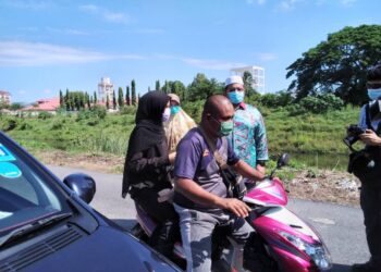 AHMAD Marzuk Shaary menyampaikan bantuan kepada salah seorang pelajar cemerlang di pejabat Pusat Ahli Parlimen Pengkalan Chepa, Kelantan, hari ini. - UTUSAN/ROHANA MOHD. NAWI