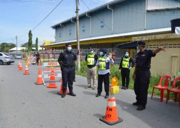 SURINA Saad (tiga dari kanan) membuat tinjauan di sekatan jalan raya Kampung Kuala Sanglang, Kangar, Perlis semalam.