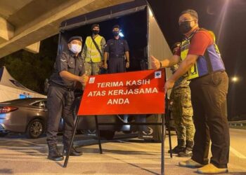JALALUDDIN Alias bersama-sama para petugas menjelang penamatan SJR di sekitar ibu negara lewat malam tadi. – FB JALALUDDIN ALIAS