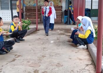 MURID tiada pilihan dan terpaksa makan di tepi longkang dan lorong pejalan kaki kerana kantin Sekolah Kebangsaan (SK) (RKTP) Kampung Awah di Maran, Pahang rosak dan retak serta tidak boleh digunakan