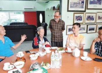 SIEH Kok Chi (tiga, kiri) bertemu rakan-rakan lama, Tan Sri Khalid Yunus (kiri), Ketua Pengarah Majlis Sukan Negara, Datuk Ahmad Shapawi Ismail (kanan), Rosmanizam Abdullah (tengah) sambil ditemani oleh Fong Wan Hor pada sambutan Hari Raya di Rumah Kriket Melayu, Kuala Lumpur tahun lalu. - IHSAN ROSMANIZAM ABDULLAH