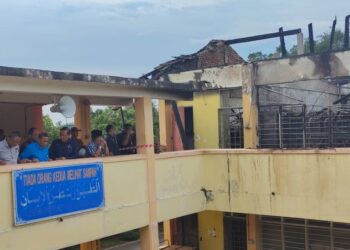 AMINUDDIN Harun (dua dari kanan) melawat untuk melihat kesan kebakaran asrama SMKA Dato' Haji Abu Hassan Haji Sail di Pedas, Rembau petang semalam.-UTUSAN/NOR AINNA HAMZAH