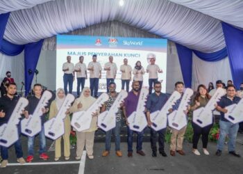 ISMAIL SABRI YAAKOB diiringi oleh Menteri Wilayah Persekutuan, Datuk Seri Shahidan Kassim bergambar  bersama sebahagian pemilik baru uniit Residensi Sky Awani 3, Setapak ketika Majlis Penyerahan Kunci kepada Pemilik Unit Residensi Sky Awani 3, Setapak di sini hari ini. -UTUSAN/AMIR KHALID