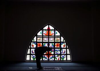 Jika dilihat hikmah di sebalik kehadiran virus Covid-19, manusia sebenarnya sedang dilatih untuk membersihkan jiwa daripada segala sifat mazmumah. – UTUSAN/ZULFADHLI ZAKI