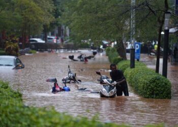 KEADAAN banjir kilat yang melanda sekitar Lembah Klang, kelmarin. - UTUSAN/AMIR KHALID