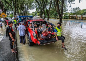 Majlis Bandaraya Shah Alam (MBSA) bersama penduduk setempat Seksyen 19, Shah Alam membantu memindahkan mangsa yang terjejas akibat banjir ke pusat pemindahan sementara di Shah Alam, Selangor pada 19 Disember 2021. -UTUSAN/AFIQ RAZALI