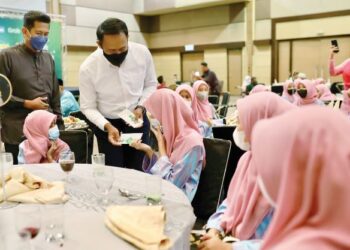 MOHD. Sabirin Mohd. Sarbini (dua dari kiri) bersama Pengurus Besar YIDE, Razali Abdullah (kiri) menyerahkan duit raya kepada anak yatim dalam Majlis Iftar Cahaya Aidilfitri di Shah Alam Convention Centre SACC, Shah Alam, Selangor, semalam. – FOTO/ZULFADHLI ZAKI