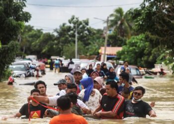 SITUASI banjir dalam negara menunjukkan tiada penyelarasan  antara agensi kerajaan dan NGO yang menyebabkan kelewatan membantu mangsa. – UTUSAN/ZULFADHLI ZAKI