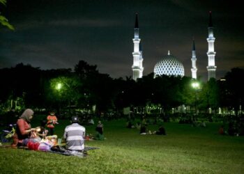 KITA perlu sentiasa mengambil langkah berjaga-jaga meskipun  prosedur operasi standard (SOP) dilonggarkan kerana dibimbangi boleh dijangkiti Covid-19 sekali gus terpaksa dikuarantin semasa Hari Raya Aidilfitri nanti. – UTUSAN/ZULFADHLI ZAKI