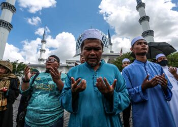 BANTAH... Keputusan kerajaan menarik rayuan kes kalimah Allah dibantah oleh sebahagian umat Islam dalam satu perhimpunan di Masjid Sultan Salahuddin Abdul Aziz Shah, Shah Alam, Jumaat lalu. - UTUSAN/AFIQ RAZALI