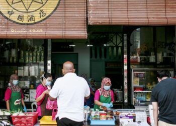 KITA sering beranggapan premis perniagaan kecil menyediakan makanan berharga murah dengan pelbagai pilihan juadah. 
– UTUSAN/ZULFADHLI ZAKI