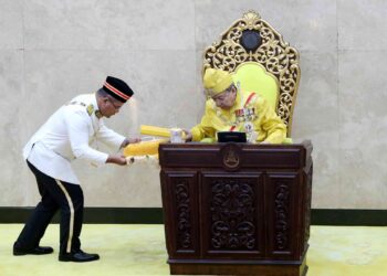 SULTAN Sharafuddin Idris Shah pada Istiadat Pembukaan Mesyuarat Pertama Penggal Keenam Dewan Undangan Negeri Selangor di Shah Alam, semalam. – UTUSAN/ABDUL RAZAK IDRIS