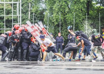 KETUA Polis Negara memberi amaran kepada orang ramai agar tidak menimbulkan sebarang situasi yang boleh mengancam keselamatan dan ketenteraman awam melalui media sosial berikutan keputusan PRU15. 
– UTUSAN/AFIQ RAZALI