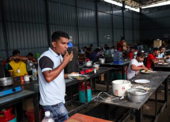 Majikan didakwa lebih suka mengambil pekerja asing kerana kadar gaji mereka yang lebih rendah.