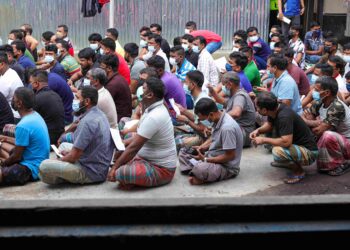 SATU sindiket  dikatakan mengawal  kemasukan pekerja asing menjadi punca kemasukan rendah walaupun kelulusan permohonan baharu hampir sejuta orang.-GAMBAR HIASAN