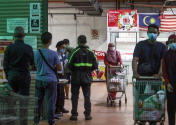 KELIHATAN penduduk sekitar Sungai Buloh, Selangor sibuk membeli belah di Central Mart, Saujana Utama di sini berikutan Perintah Kawalan Pergerakan Bersyarat (PKPB) yg akan berkuat kuasa tengah malam esok. -UTUSAN/ ZULFADHLI ZAKI