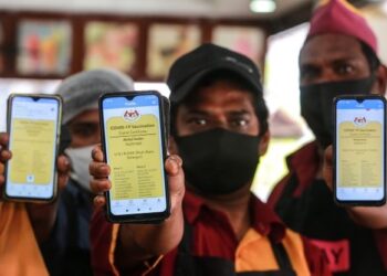 PEKERJA restoran menunjukkan sijil lengkap dua dos vaksinasi Covid-19 ketika tinjauan di sebuah restoran di Seksyen 7 Shah Alam. -  UTUSAN/AFIQ RAZALI