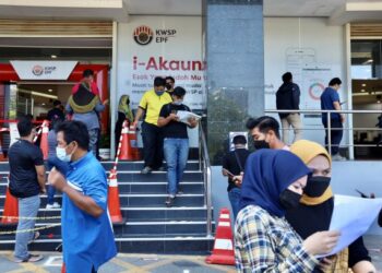 FATWA negeri-negeri di negara ini menyatakan wajib dikeluarkan zakat ke atas wang KWSP. – UTUSAN/ZULFADHLI ZAKI