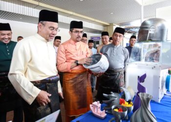 ASYRAF Wajdi Dusuki melawat tapak-tapak pameran pada Program Hari Mara Bersama Rakyat dan Jelajah Pendidikan Luar Bandar di UTC Selangor, Shah Alam. - UTUSAN/AFIQ RAZALI