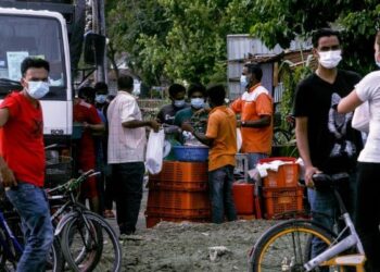 WARGA asing duduk berkumpulan dan melakukan aktiviti jual beli secara terbuka dalam kawasan Perintah Kawalan Pergerakan Diperketatkan (PKPD) ketika tinjauan di sekitar perumahan dan asrama pekerja kilang di Meru, Klang, Selangor. - UTUSAN/ZULFADHLI ZAKI