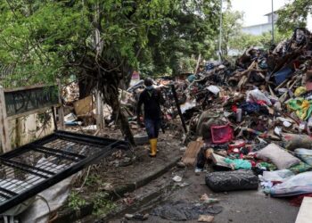 TAMAN Sri Muda di Shah Alam, Selangor yang dilanda banjir setiap tahun menunjukkan kawasan itu bukan bandar lestari diimpikan penghuninya. – UTUSAN/ZULFADHLI ZAKI