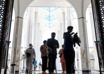KINI masa datangnya majoriti jemaah solat Jumaat sudah kembali seperti asal sebelum dilanda Covid-19 iaitu ketika azan kedua dikumandangkan atau ngam-ngam ketika imam di rakaat kedua solat. – UTUSAN/ZULFADHLI ZAKI