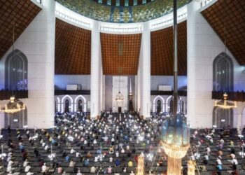 SERAMAI 3,500 jemaah dibenarkan menunaikan solat Jumaat di Masjid Sultan Salahuddin Abdul Aziz Shah. - UTUSAN/ZULFADHLI ZAKI