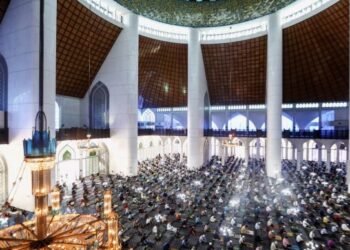 TIADA lagi penjarakan fizikal dalam saf untuk solat jemaah masjid, surau dan musolla di Selangor. - UTUSAN/ZULFADHLI ZAKI