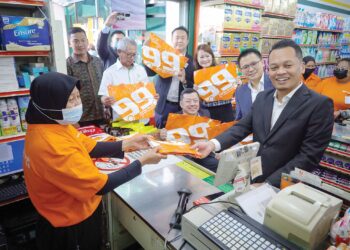 NIK Nazmi Nik Ahmad bersama Pengasas 99 Speedmart, Lee Thiam Wah pada 
Pelancaran Beg Kitar Semula Madani dan Kempen Tanpa Beg Plastik 
di 99 Speedmart, Klang, semalam. – UTUSAN/SADDAM YUSOFF