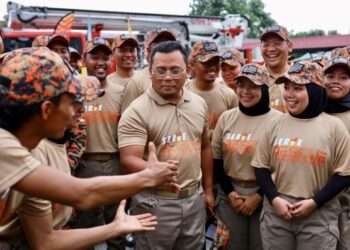 AMIRUDIN Shari (tengah) beramah mesra bersama anggota tamat latihan pada Majlis Penutupan Bagi Latihan dan Kursus 'Serve Rescue' Majlis Sukan Negeri Selangor di Balai Bomba Seksyen 15, Shah Alam, Selangor. - UTUSAN/ZULFADHLI ZAKI