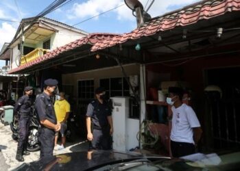 KETUA Polis Sungai Besi, Inspektor Mohd. Zulkarnain Illyas berbual bersama penduduk sewaktu membuat pemantauan rumah ke rumah pada hari raya kedua Aidilfitri lalu bagi pematuhan prosedur operasi standard (SOP). - UTUSAN/AFIQ RAZALI
