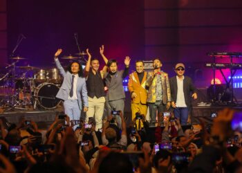 EXISTS dianggotai oleh vokalis, Mamat dan Ezad (dua kanan), Along (gitar), Musa (bass), Ajai (pemain keyboard) dan Ujang (dram). -IHSAN DEWAN FILHARMONIK PETRONAS