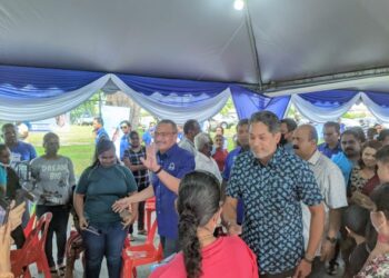 HISHAMUDDIN Tun Hussein (kiri) dan Khairy Jamaluddin (kanan) beramah mesra dengan orang ramai pada program Sepetang Bersama Masyarakat Bandar Baru Sungai Buloh di Dewan Meranti Bandar Baru, Sungai Buloh, hari ini.-UTUSAN/MOHAMAD HAFIZI MOHD SAID
