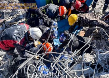 ANGGOTA SMART menemukan kira-kira 50 mangsa gempa bumi setakat ini di Nurdagi, Gaziantep di Turkiye. - FOTO/IHSAN SMART