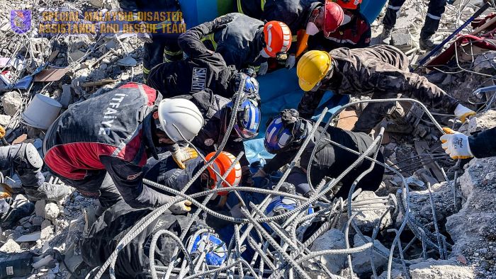 SMART keluarkan 50 mangsa gempa bumi